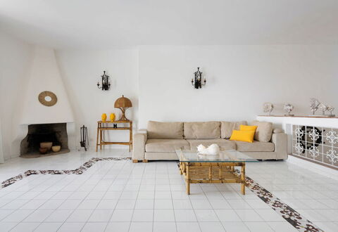 Villa Luce: Flooring, Meubilair, Verdieping, Interieur Ontwerp, Muur, Woonkamer, Verlichting, Bankstel, Kamer, Huis