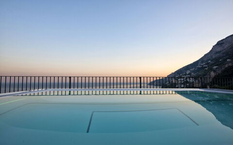 Villa Limoncello: Zwembad, Balkon