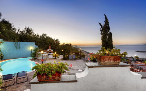 Villa Flora: Blauw, Zee, Kust, Kust En Oceanic Landvormen, Oceaan, Toevlucht, Eco Hotel, Bloempot, Kust, Badplaats