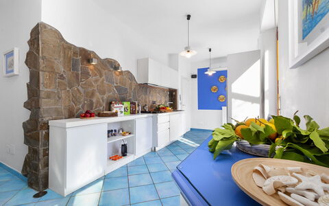 Villa Flora: Flooring, Interieur Ontwerp, Plafond, Verdieping, Keuken, Countertop, Kamer, Appartement, Tegel, Major Appliance