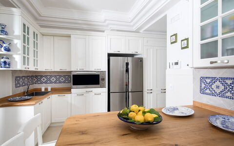 Villa Ribes: Keuken, Cabinetry, Countertop, Interieur Ontwerp, Meubilair, Hout, Flooring, Major Appliance, Toestel Van De Keuken, Verdieping