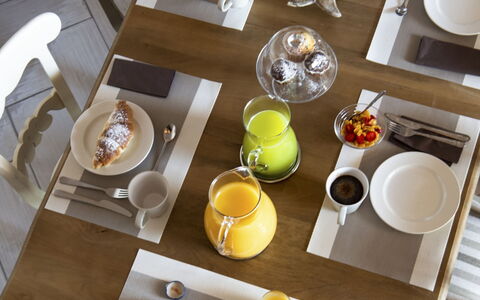 Villa Gilda: Meubilair, Tableware, Eetkamer, Tafel, Keuken En Eettafel, Stoel, Serveware, Hout, Interieur Ontwerp, Dishware