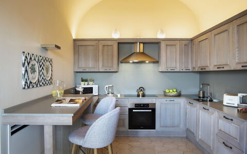 Villa Gilda: Meubilair, Keuken, Interieur Ontwerp, Toestel Van De Keuken, Countertop, Cabinetry, Verlichting, Flooring, Plafond, Major Appliance