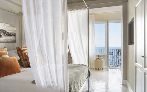 Villa Gilda: Meubilair, Bed, Interieur Ontwerp, Slaapkamer, Muur, Verdieping, Bedding, Flooring, Linens, Laken