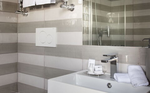 Villa Gilda: Interieur Ontwerp, Flooring, Loodgieterswerkinrichting, Verdieping, Badkamer, Plafond, Wastafel, Tegel, Toilet, Loodgieter