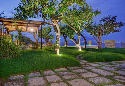 Villa Gilda: Natuur, Tuin, Struik, Landschap, Schaduw, Landscaping, Gazon, Gang, Werf