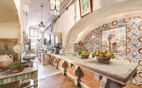 Villa Positano: Interieur Ontwerp, Plafond, Tegel, Porselein, Serveware, Stoel, Dishware, Keuken, Keuken En Eettafel, Countertop