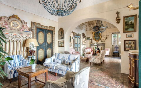 Villa Positano: Meubilair, Muur, Interieur Ontwerp, Flooring, Stoel, Woonkamer, Kamer, Fotolijst, Plafond, Kamerplant