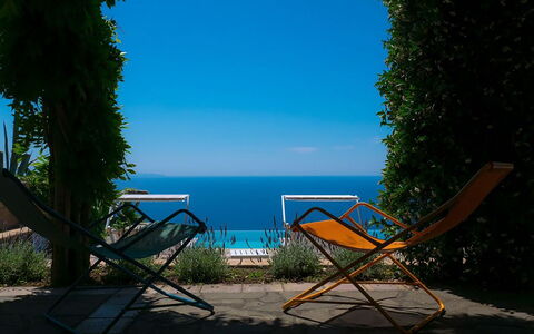 Villa Sant'Agata: Blauw, Meubilair, Zomer, Zee, Buitenmeubels, Stoel, Oceaan, Kust En Oceanic Landvormen, Zonlicht, Schaduw