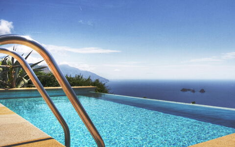 Villa Sant'Agata: Blauw, Water, Zwemwater, Zwembad, Zee, Toevlucht, Kust En Oceanic Landvormen, Vrije Tijd, Oceaan, Buitenmeubels