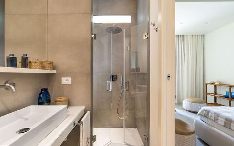 Villa del Faro: Interieur Ontwerp, Flooring, Badkamer, Verdieping, Muur, Loodgieterswerkinrichting, Hout, Meubilair, Plafond, Kamer