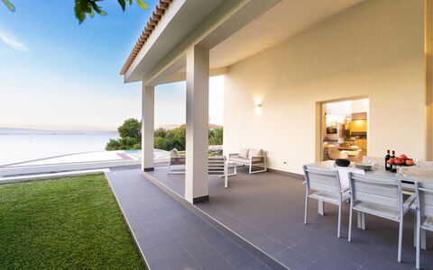 Villa Vernissage: Flooring, Verdieping, Huis, Buitenmeubels, Schaduw, Stoel, Zwembad, Veranda, Landgoed, Toevlucht