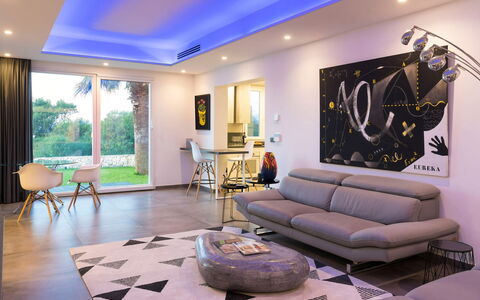 Villa Vernissage: Meubilair, Interieur Ontwerp, Flooring, Verdieping, Bankstel, Plafond, Woonkamer, Huis, Verlichting, Tafel