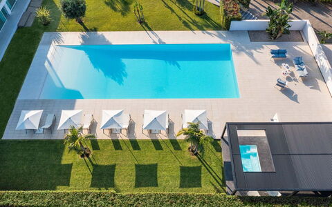 Villa Contemporanea: Zwembad, Blauw, Toevlucht, Vrije Tijd, Buitenmeubels, Samengesteld Materiaal, Eco Hotel, Hotel, Recreatiecentrum, Ligstoel