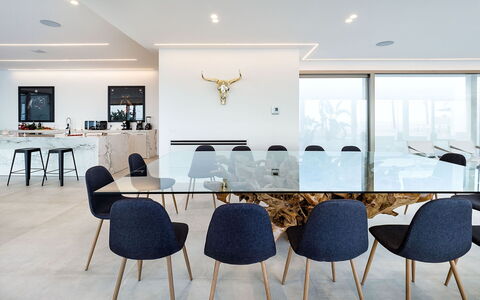 Villa Alcantara: Meubilair, Interieur Ontwerp, Flooring, Hout, Verdieping, Tafel, Stoel, Keuken En Eettafel, Verlichting, Eetkamer