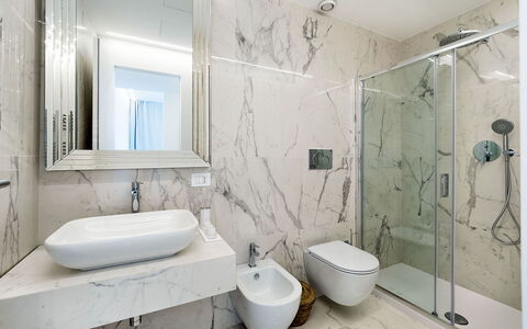 Villa Alcantara: Flooring, Interieur Ontwerp, Loodgieterswerkinrichting, Badkamer, Verdieping, Spiegel, Wastafel, Kraan, Loodgieter, Toilet