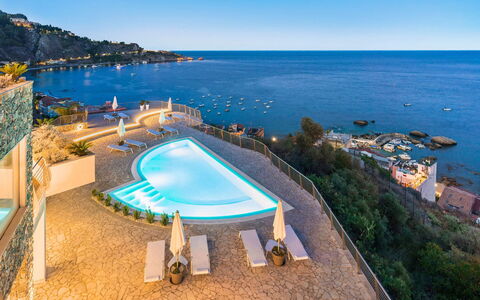 Villa Taormina- Baya Bella: Blauw, Water, Zwemwater, Zwembad, Zee, Kust, Toevlucht, Kust En Oceanic Landvormen, Oceaan, Strand