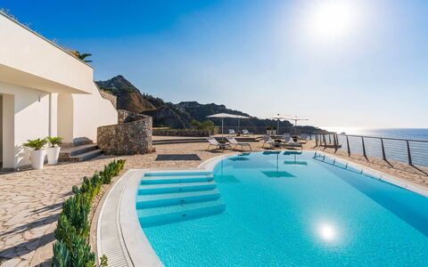 Villa Taormina- Baya Bella: Blauw, Water, Zwemwater, Zee, Kust En Oceanic Landvormen, Kust, Zwembad, Oceaan, Toevlucht, Strand