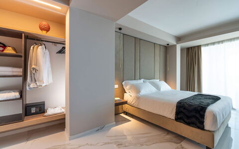 Villa Taormina- Baya Bella: Interieur Ontwerp, Flooring, Verdieping, Hout, Meubilair, Slaapkamer, Plafond, Verlichting, Kamer, Bed