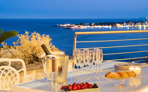 Villa Taormina- Baya Bella: Water, Zwemwater, Meubilair, Buitenmeubels, Tafel, Stoel, Zee, Horizon, Toevlucht, Buitentafel