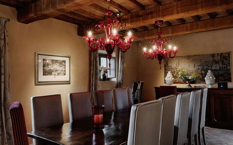 Villa Collinette: Meubilair, Interieur Ontwerp, Muur, Kroonluchter, Rood, Lichte Inrichting, Plafond, Verlichting, Tafel, Eetkamer