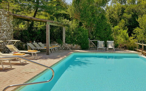 Villa Ginevra: Zwembad, Buitenmeubels, Meubilair, Toevlucht, Samengesteld Materiaal, Eco Hotel, Schaduw, Stoel, Ligstoel, Thermae