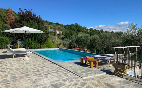 Villa Sarzana: Zwembad, Flagstone, Buitenmeubels, Samengesteld Materiaal, Toevlucht, Tegel, Schaduw, Stoel, Vrije Tijd, Eco Hotel