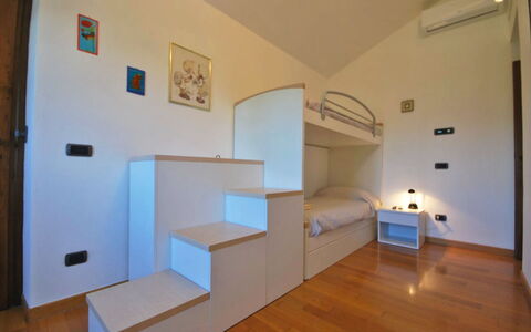 Villa Sarzana: Interieur Ontwerp, Flooring, Verdieping, Hout, Slaapkamer, Meubilair, Plafond, Kamer, Bed, Verlichting