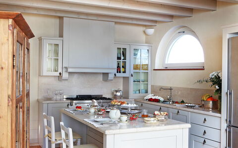 Tenuta le Selve: Meubilair, Keuken, Interieur Ontwerp, Countertop, Flooring, Hout, Cabinetry, Toestel Van De Keuken, Huis, Verlichting