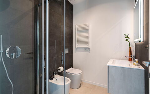 Villa Nina: Badkamer, Loodgieterswerkinrichting, Flooring, Verdieping, Interieur Ontwerp, Toilet, Wastafel, Kraan, Loodgieter, Wc Bril