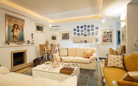 Villa Teresa: Meubilair, Interieur Ontwerp, Bankstel, Flooring, Plafond, Hout, Tafel, Woonkamer, Verdieping, Kamer