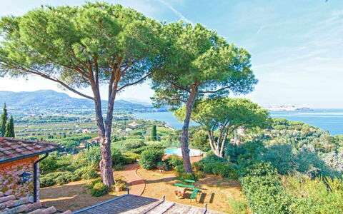 Villa Magazzini: Boom, Vegetation, Struik, Tuin, Zee, Woody Plant, Landscaping, Schaduw, Oceaan