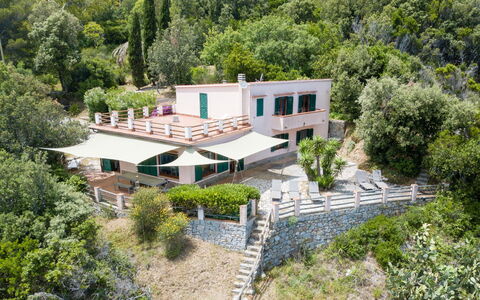 Villa Marciana: Schaduw, Tuin, Landgoed, Paraplu, Landscaping, Buitenmeubels, Eco Hotel, Villa, Hacienda, Buitentafel