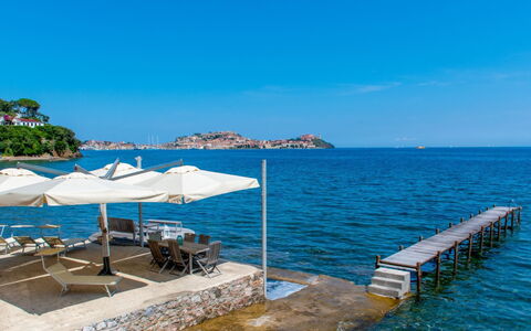 Terrazza Dell'Elba: Blauw, Water, Zwemwater, Horizon, Kust En Oceanic Landvormen, Kust, Zee, Meer, Oceaan, Toevlucht