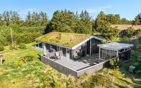 Elisenda - 2.2Km from the Sea: Blauw, Struik, Verblijf, Groundcover, Tuin, Landgoed, Schaduw, Landscaping, Boerderij, Eco Hotel