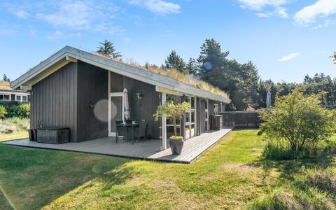 Elisenda - 2.2Km from the Sea: Blauw, Struik, Verblijf, Groundcover, Tuin, Landgoed, Schaduw, Landscaping, Boerderij, Eco Hotel