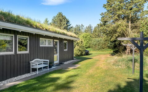 Elisenda - 2.2Km from the Sea: Blauw, Struik, Verblijf, Groundcover, Tuin, Landgoed, Schaduw, Landscaping, Boerderij, Eco Hotel