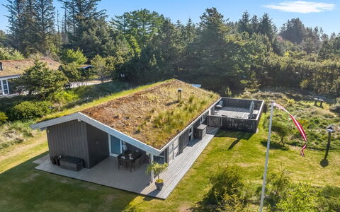 Elisenda - 2.2Km from the Sea: Blauw, Struik, Verblijf, Groundcover, Tuin, Landgoed, Schaduw, Landscaping, Boerderij, Eco Hotel