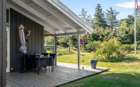 Elisenda - 2.2Km from the Sea: Blauw, Struik, Verblijf, Groundcover, Tuin, Landgoed, Schaduw, Landscaping, Boerderij, Eco Hotel