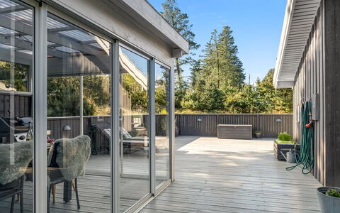 Elisenda - 2.2Km from the Sea: Blauw, Struik, Verblijf, Groundcover, Tuin, Landgoed, Schaduw, Landscaping, Boerderij, Eco Hotel