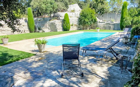 Mas du Castelet: Zwembad, Blauw, Buitenmeubels, Schaduw, Tuin, Flagstone, Toevlucht, Vrije Tijd, Landscaping, Backyard