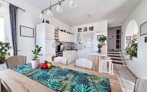 Bonika: Meubilair, Interieur Ontwerp, Flooring, Verdieping, Stoel, Tafel, Hout, Kamer, Plafond, Eetkamer