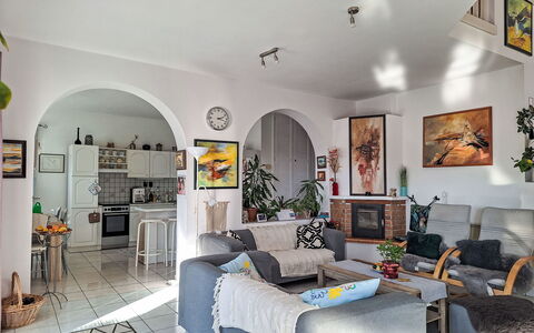 Bonika: Meubilair, Interieur Ontwerp, Bankstel, Flooring, Verdieping, Woonkamer, Plafond, Tafel, Kamer, Appartement