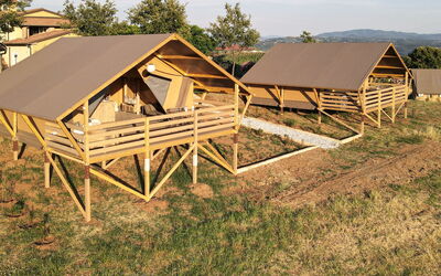 Glampingtent Venere 500.21: Struik, Woongebied, Veranda, Tuin, Balkon, Schaduw, Buitenmeubels, Werf, Stoel, Landscaping