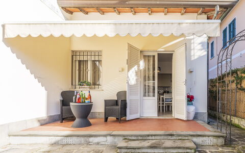 Casa Liliana Ac, Wifi, Forte Dei Marmi: Deur, Huis, Bloempot, Meubilair, Veranda, Luifel, Kamerplant, Stoel, Outdoor Structuur, Buitenmeubels