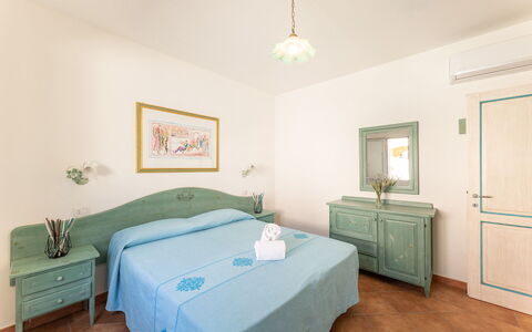 Apartments In Golfo Orosei: Meubilair, Flooring, Interieur Ontwerp, Verdieping, Plafond, Tafel, Kamer, Slaapkamer, Bed, Stoel