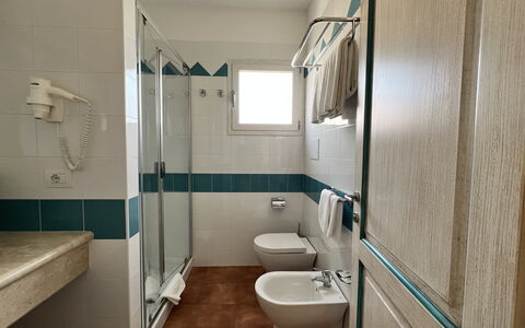 Apartments In Golfo Orosei: Flooring, Interieur Ontwerp, Loodgieterswerkinrichting, Verdieping, Loodgieter, Badkamer, Tegel, Toilet, Kraan, Wastafel