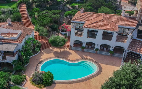Porto Cervo Apartments Wifi And Ac: Woongebied, Toevlucht, Landgoed, Hacienda, Zwembad, Tuin, Villa, Landscaping, Herenhuis, Binnenplaats