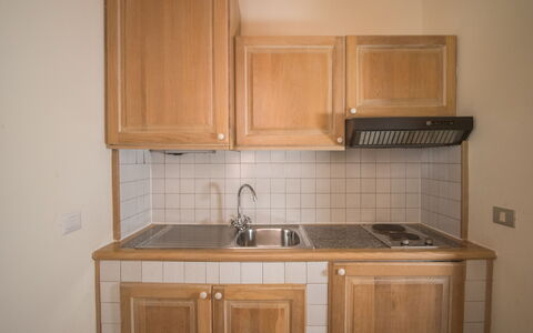 Porto Cervo Apartments Wifi And Ac: Keuken, Countertop, Toestel Van De Keuken, Hout, Major Appliance, Cabinetry, Gootsteen, Wastafel, Flooring, Loodgieterswerkinrichting