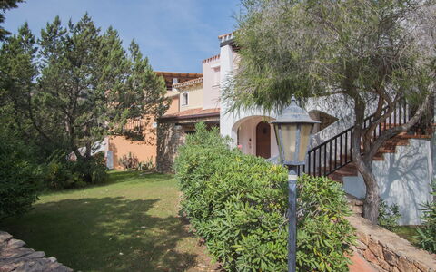 Porto Cervo Apartments Wifi And Ac: Struik, Tuin, Landgoed, Hacienda, Landscaping, Werf, Schaduw, Backyard, Villa, Binnenplaats